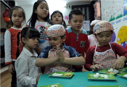 Ngắm con trẻ làm bánh đón Tết Hàn thực - ảnh 15