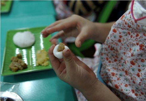 Ngắm con trẻ làm bánh đón Tết Hàn thực - ảnh 16