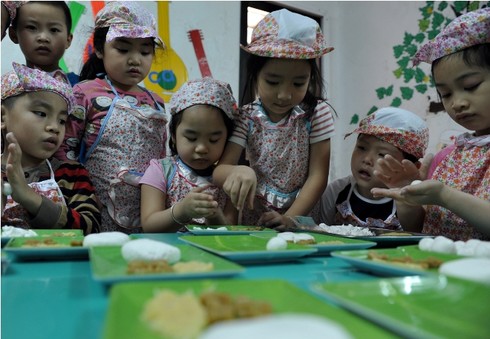Ngắm con trẻ làm bánh đón Tết Hàn thực - ảnh 18