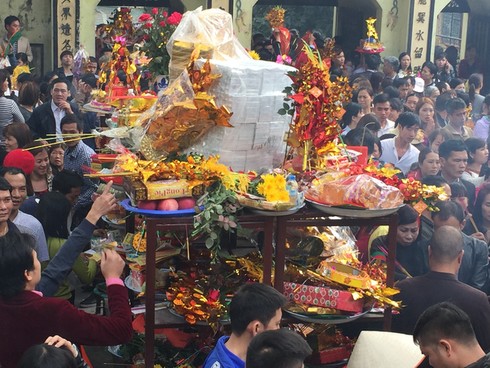 Hàng vạn người chen chân “vay tiền” ở Đền Bà Chúa Kho - ảnh 3