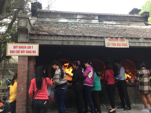Hàng vạn người chen chân “vay tiền” ở Đền Bà Chúa Kho - ảnh 5