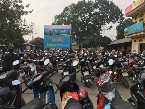 Hàng vạn người chen chân “vay tiền” ở Đền Bà Chúa Kho - ảnh 6