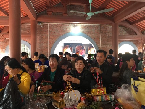 Hàng vạn người chen chân “vay tiền” ở Đền Bà Chúa Kho - ảnh 1