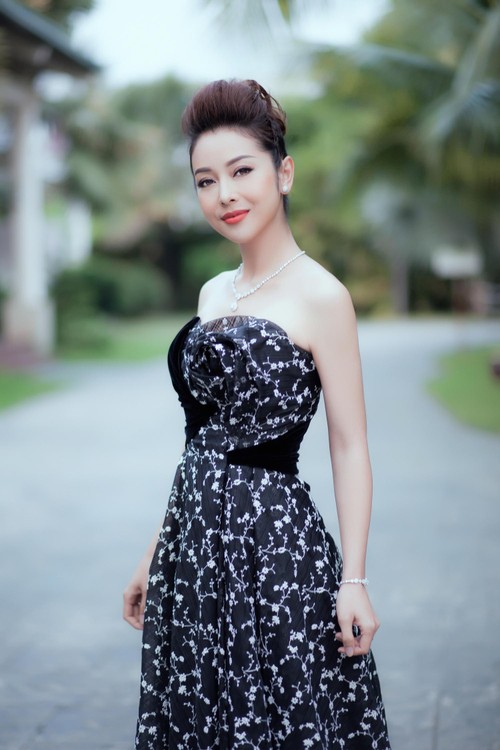 Jennifer Phạm mặc váy hoa cúp ngực khoe vai trần quyến rũ ảnh 2
