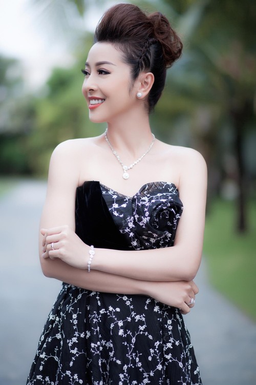 Jennifer Phạm mặc váy hoa cúp ngực khoe vai trần quyến rũ ảnh 3