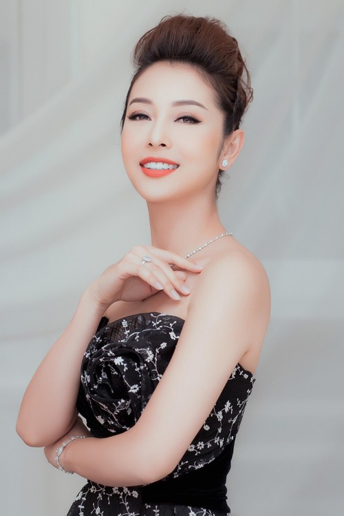 Jennifer Phạm mặc váy hoa cúp ngực khoe vai trần quyến rũ ảnh 4