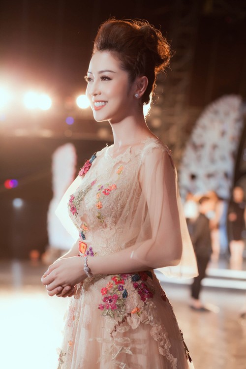 Jennifer Phạm mặc váy hoa cúp ngực khoe vai trần quyến rũ ảnh 6