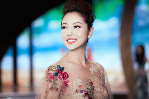 Jennifer Phạm mặc váy hoa cúp ngực khoe vai trần quyến rũ ảnh 7
