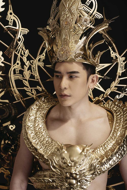 Minh Trung diện trang phục dát vàng nặng 40kg thi Mister International ảnh 2