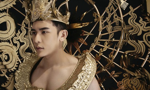 Minh Trung diện trang phục dát vàng nặng 40kg thi Mister International ảnh 4