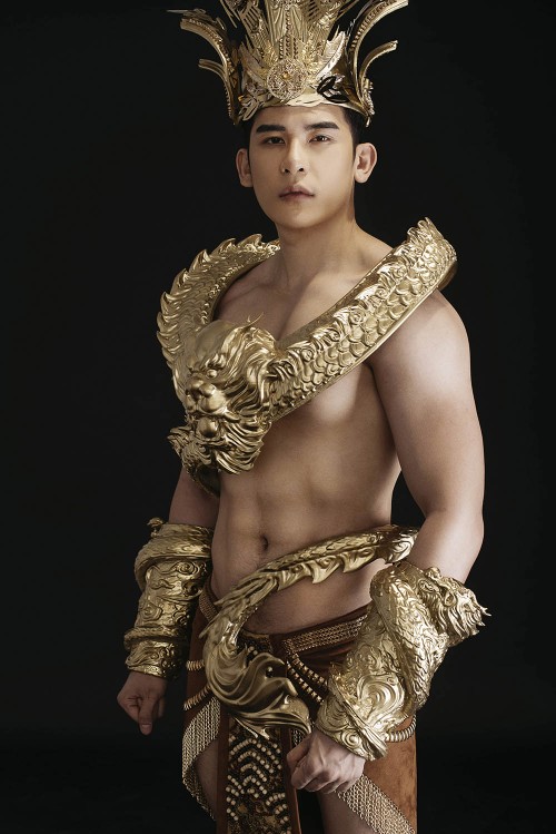 Minh Trung diện trang phục dát vàng nặng 40kg thi Mister International ảnh 8
