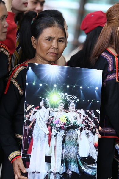 H'Hen Niê nghẹn ngào trong vòng tay chào đón của gia đình, dân làng Ê Đê ảnh 1