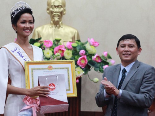 Đắk Lắk khen thưởng Hoa hậu Hoàn vũ H’Hen Niê 30 triệu đồng ảnh 1