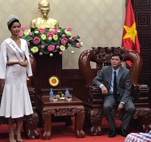 Đắk Lắk khen thưởng Hoa hậu Hoàn vũ H’Hen Niê 30 triệu đồng ảnh 2