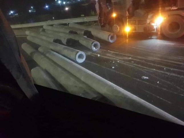 Xe đầu kéo làm rơi cột điện trên cao tốc Pháp Vân - Cầu Giẽ ảnh 2