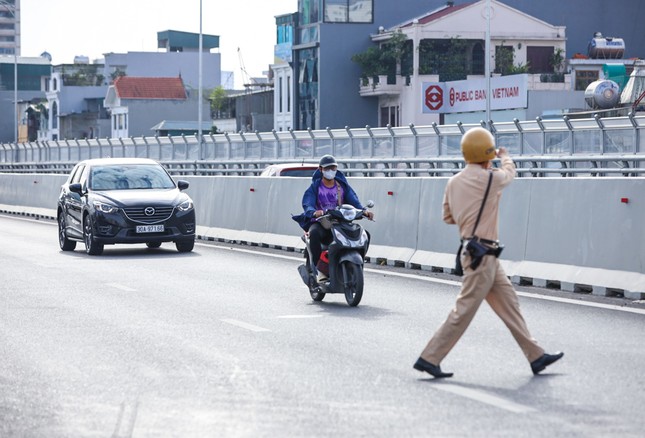 Xử phạt hàng loạt xe máy đi lên đường Vành đai 2 trên cao ảnh 7