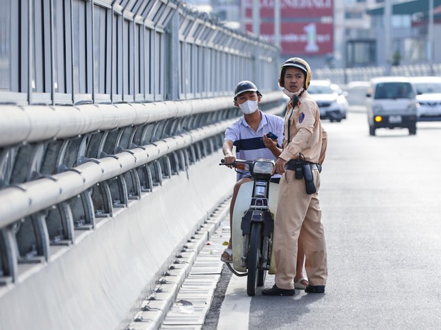 Xử phạt hàng loạt xe máy đi lên đường Vành đai 2 trên cao ảnh 6