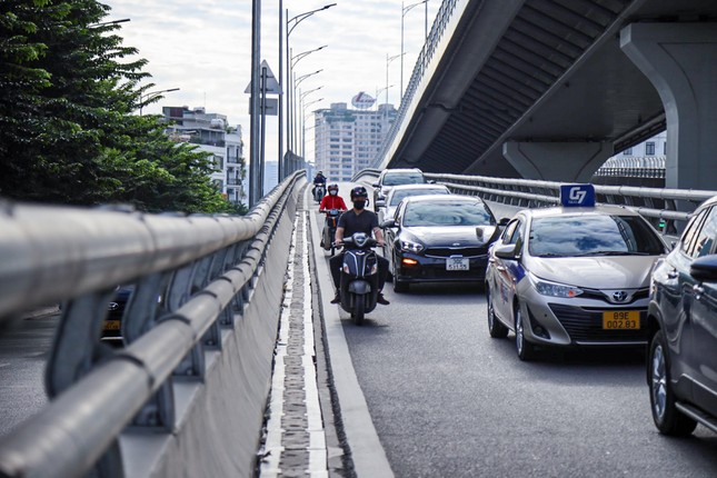 Xử phạt hàng loạt xe máy đi lên đường Vành đai 2 trên cao ảnh 3