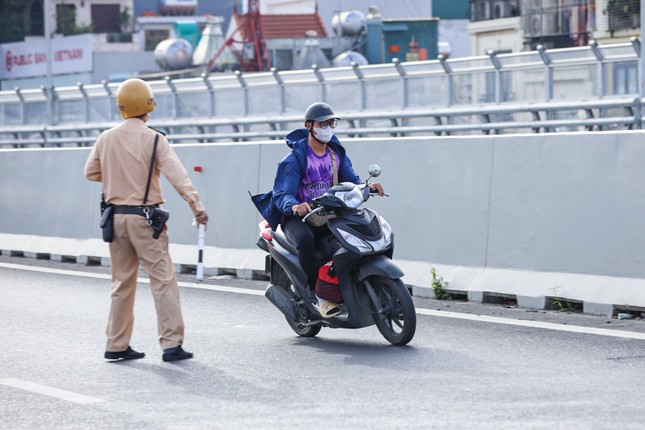 Xử phạt hàng loạt xe máy đi lên đường Vành đai 2 trên cao ảnh 8