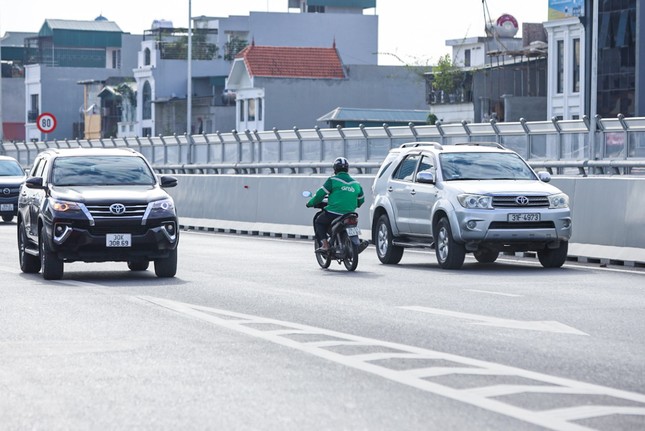 Xử phạt hàng loạt xe máy đi lên đường Vành đai 2 trên cao ảnh 9
