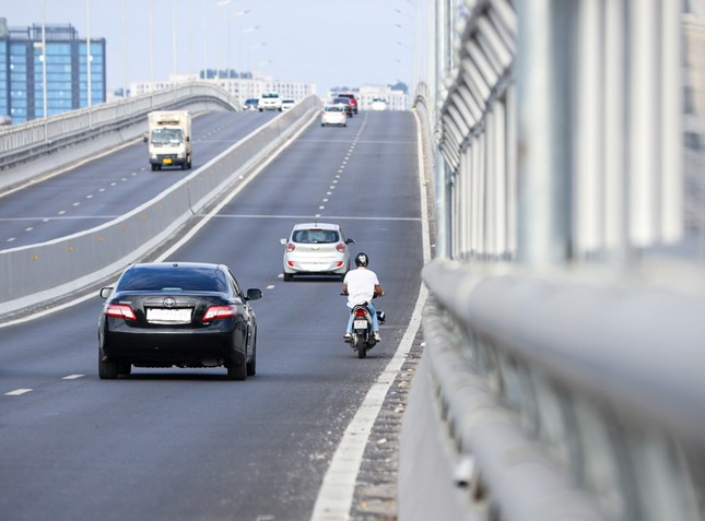 Xử phạt hàng loạt xe máy đi lên đường Vành đai 2 trên cao ảnh 2