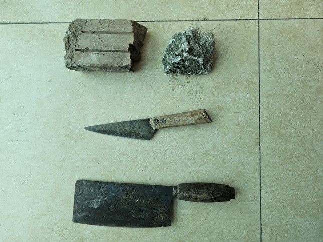 Tranh giành chỗ bán trà đá, 6 đối tượng mang hung khí đánh nhau giữa ngã tư ảnh 2