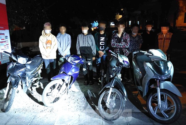 Cảnh sát hóa trang bắt giữ hàng loạt quái xế gây náo loạn đường phố Hà Nội trong đêm ảnh 5