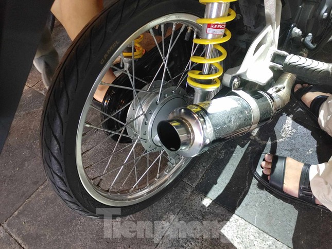 Cảnh sát hóa trang bắt giữ hàng loạt quái xế gây náo loạn đường phố Hà Nội trong đêm ảnh 3