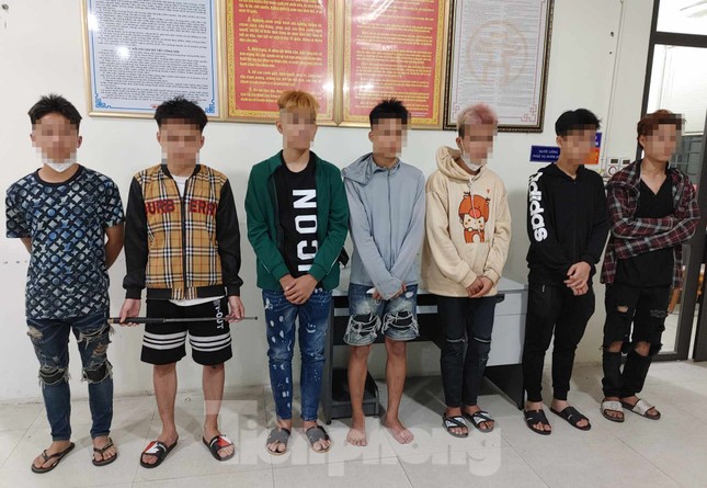 Cảnh sát hóa trang bắt giữ hàng loạt quái xế gây náo loạn đường phố Hà Nội trong đêm ảnh 4