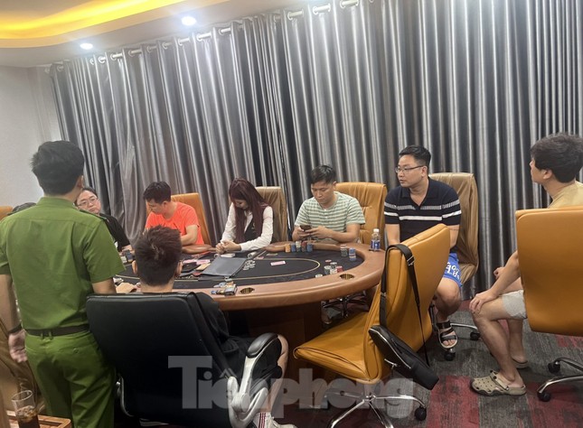Khởi tố thêm 10 đối tượng vụ sòng bạc núp bóng CLB Poker tại Hà Nội ảnh 1