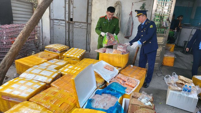 Thấy gì ở kho nội tạng lợn, trứng gà non chuyên cung cấp cho nhà hàng, quán ăn vỉa hè? ảnh 1