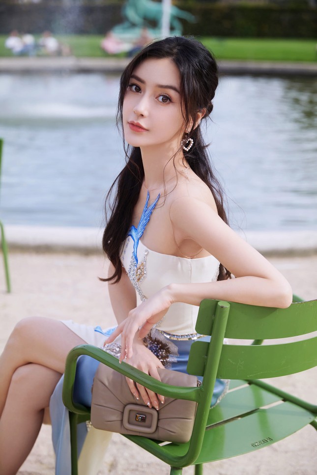 Angelababy bị yêu cầu cấm sóng vì xem đêm diễn thoát y của Lisa (BlackPink) ảnh 1