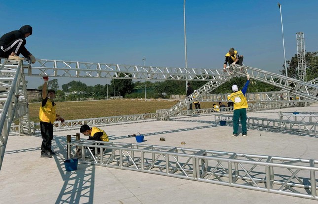 Quang Hải - Chu Thanh Huyền dựng rạp đám hỏi hoành tráng trên sân bóng ảnh 1