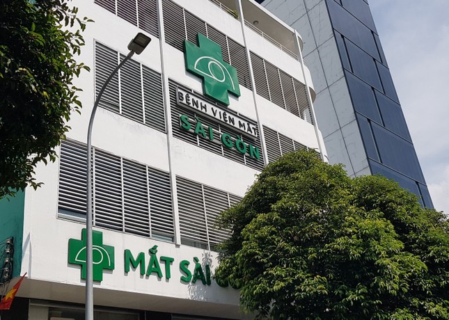 Nam sinh giảm nghiêm trọng thị lực sau phẫu thuật tật khúc xạ tại Bệnh viện Mắt Sài Gòn ảnh 2