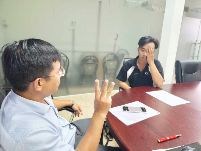 Nam sinh giảm nghiêm trọng thị lực sau phẫu thuật tật khúc xạ tại Bệnh viện Mắt Sài Gòn ảnh 1