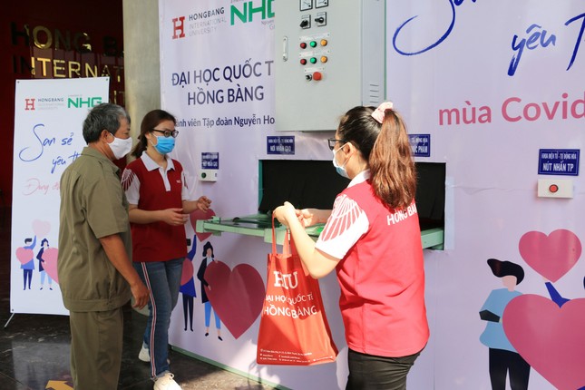 Thầy trò trường ĐH Quốc tế Hồng Bàng chế tạo thành công hệ thống “ATM gạo” ảnh 1