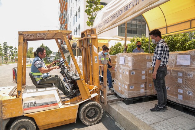 Trường ĐH Văn Lang tặng thêm 540 máy thở hỗ trợ điều trị COVID-19 ảnh 2
