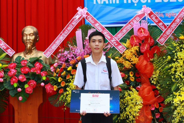 Hai tân sinh viên “300 triệu đồng” ở trường ĐH Quốc tế Sài Gòn ảnh 1