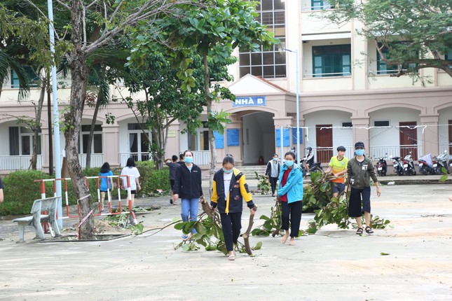 Bão đi qua, sinh viên hối hả dọn dẹp để trở lại giảng đường ảnh 2