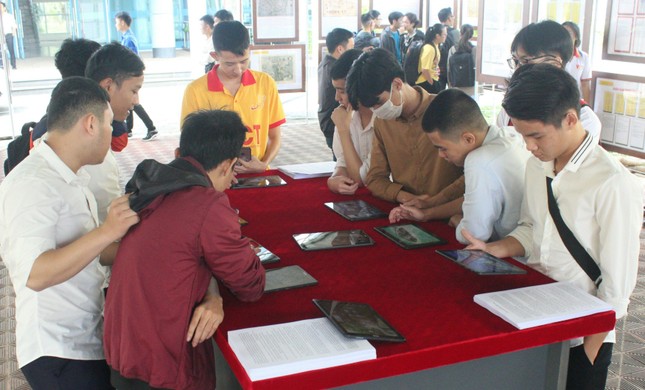 Sinh viên Đà Nẵng xúc động xem tư liệu về quần đảo Hoàng Sa, Trường Sa ảnh 3
