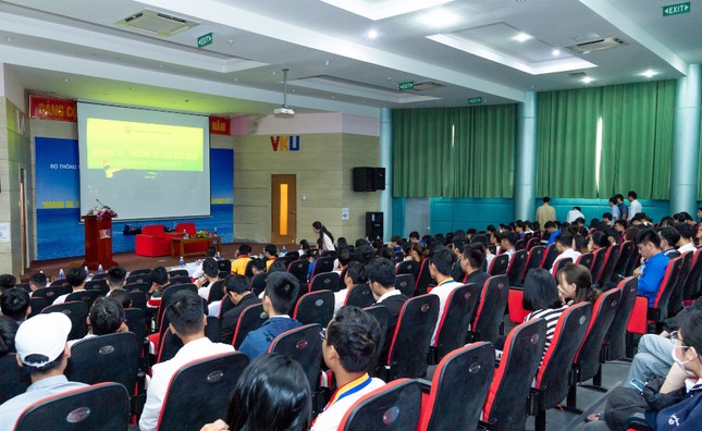 Sinh viên Đà Nẵng xúc động xem tư liệu về quần đảo Hoàng Sa, Trường Sa ảnh 1
