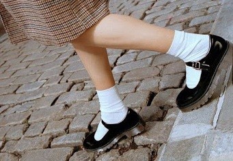 Style học đường sang chảnh đổ bộ thế giới, xem những phim này mix chuẩn ngay! ảnh 6