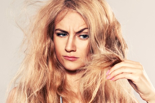Làm sao để tóc bớt rụng và trông dầy hơn khi nhuộm - duỗi - uốn quá nhiều? ảnh 1
