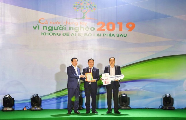 Vietcombank quyên góp gần 9 tỷ đồng, mang Tết ấm đến với người nghèo ảnh 1