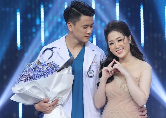 BTV thời tiết nên duyên cùng bác sĩ điển trai ở 'Người ấy là ai' ảnh 1