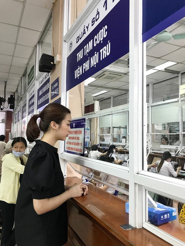 Hoa hậu Mỹ Linh nghẹn lời khi em bé bị bỏ rơi ở hố gas qua đời ảnh 1