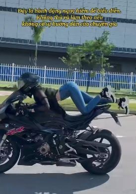 Khán giả phản ứng với video buông tay lái xe do Ngọc Trinh đăng tải ảnh 1