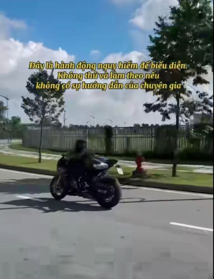Khán giả phản ứng với video buông tay lái xe do Ngọc Trinh đăng tải ảnh 2