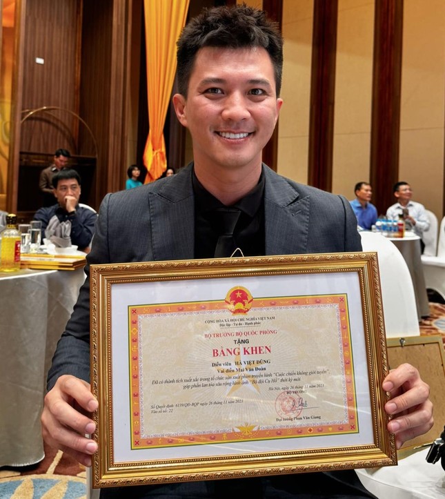 Dàn sao ‘Cuộc chiến không giới tuyến’ được trao tặng bằng khen ảnh 7