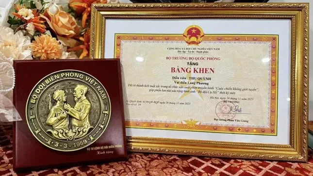 Dàn sao ‘Cuộc chiến không giới tuyến’ được trao tặng bằng khen ảnh 1